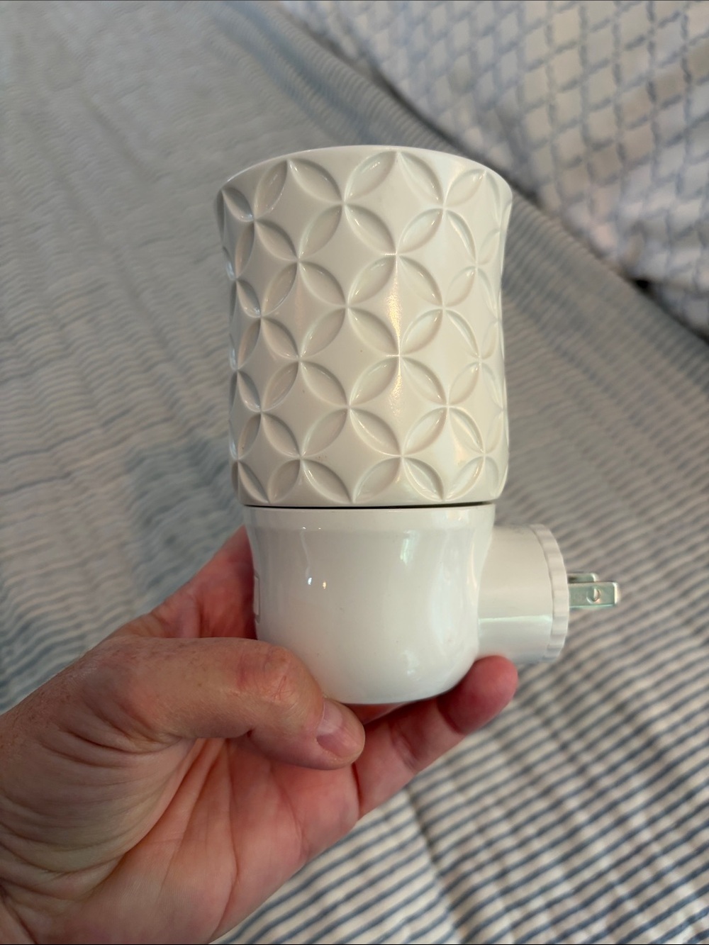 Scentsy White Plug-In Warmer with Geometric Petal Design